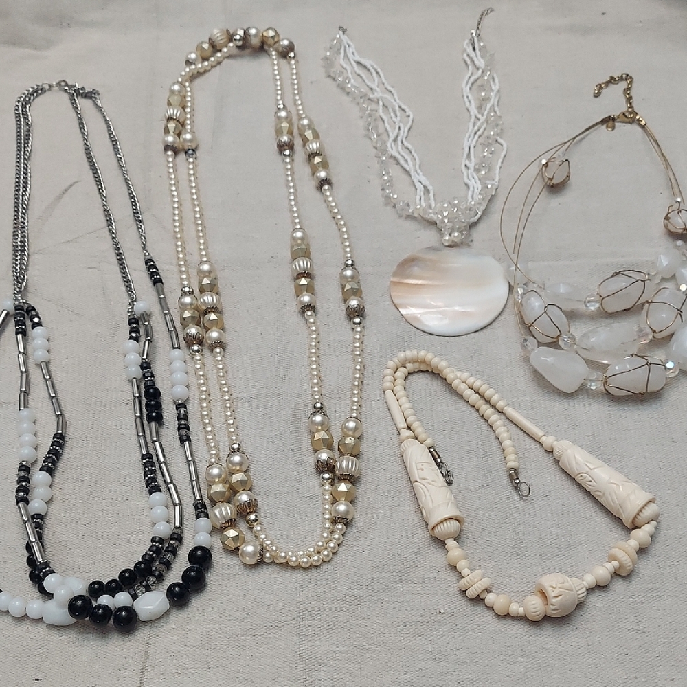 Bundle of 5 necklaces